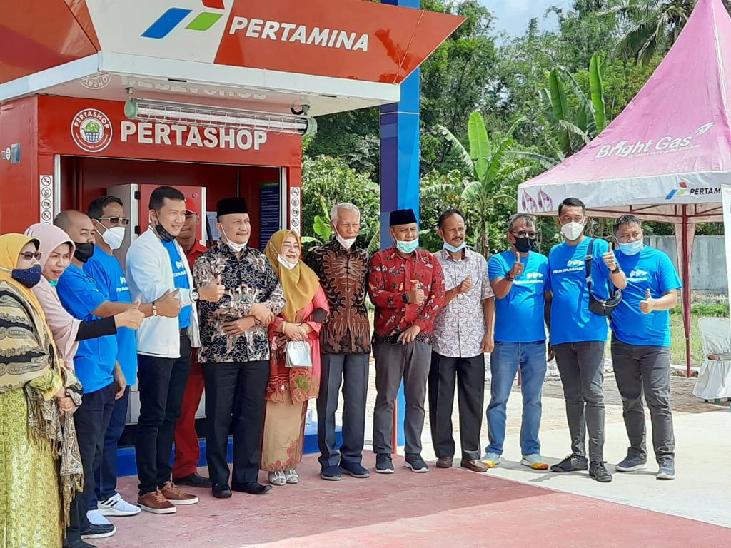 Pertashop, kios penjualan BBM resmi dari Pertamina, berdiri di kawasan yang jauh dari SPBU, di kabupaten Agam.