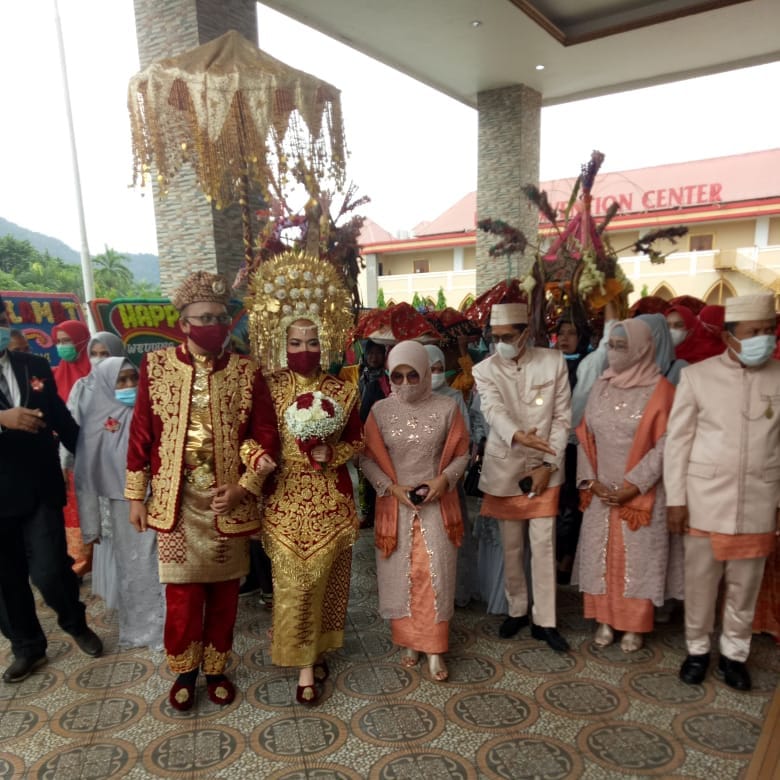 Resepsi pernikahan Yola Newary, putri Sekwan DPRD Sumbar, dengan Heri Fitrianto, putra Purn Polri, Sudiman, berlangsung di Padang, Minggu (4/4/2021). 