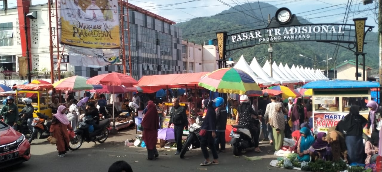 Para pedagang kaki lima (PKL) dikawasan Pasar Rakyat kota Padang Panjang yang masih menggelar dagangan di jalanan. 