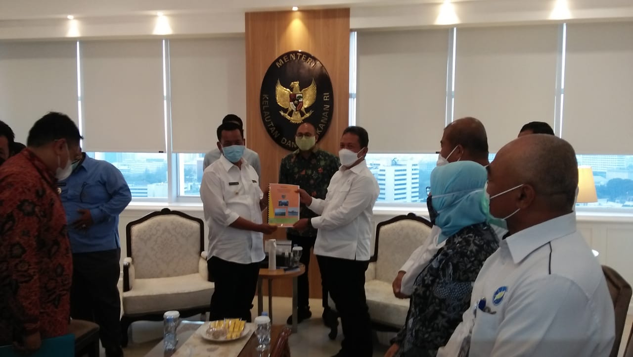 Bupati Pesisir Selatan, Rusma Yul Anwar, melakukan pertemuan dengan Menteri Kelautan dan Perikanan RI, Sakti Wahyu Trenggono