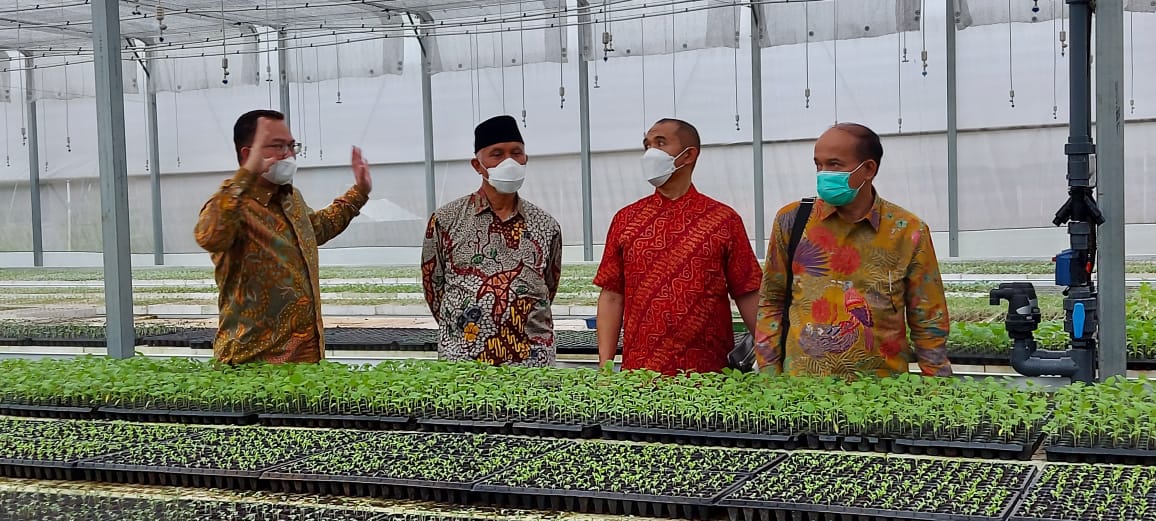 Gubernur Sumbar, Mahyeldi, meninjau kawasan dan labor pertanian IPB University, dan menerima keterangan dari Rektor IPB, Prof. Dr. Arif Satria, Selasa (13/4/2021). 