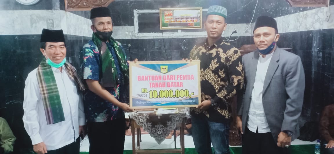 Ketua tim Safari Ramadhan Kabupaten Tanahdatar Dandim 0307 yang diwakili Pasi Ops Kapt. Hendra.Kav. menyerahkan bantuan sebesar 10 juta rupiah pada ketua pembangunan Masjid Ikhlas Pasir Jaya.