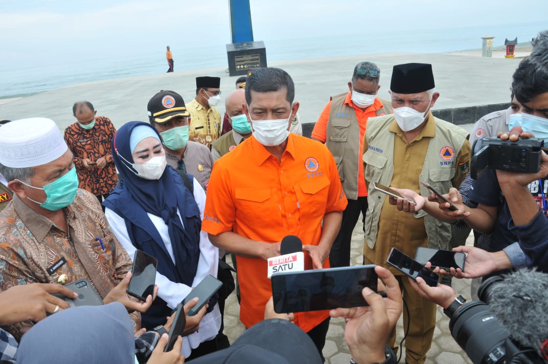 Kepala BNPB Letjen TNI Doni Monardo, memberikan keterangan pers tentang penanganan abrasi pantai di Padang, Kamis (15/4/2021). 