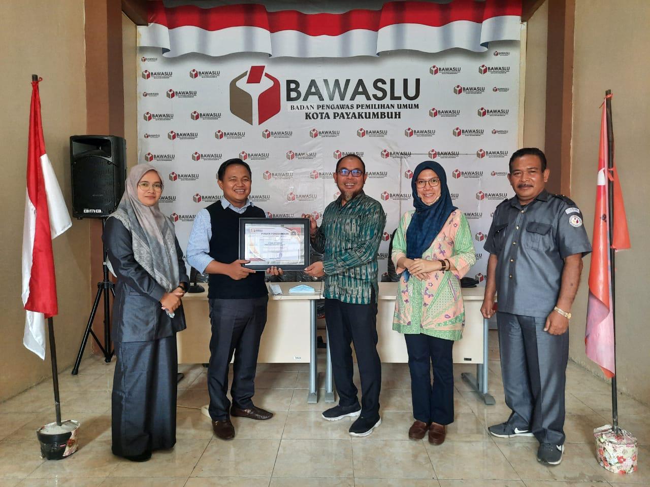 Wakil Ketua Komisi Informasi Sumbar, Arif Yumardi, melakukan pembinaan website PPID, Bawaslu Kota Payakumbuh, Senin (19/4/2021).