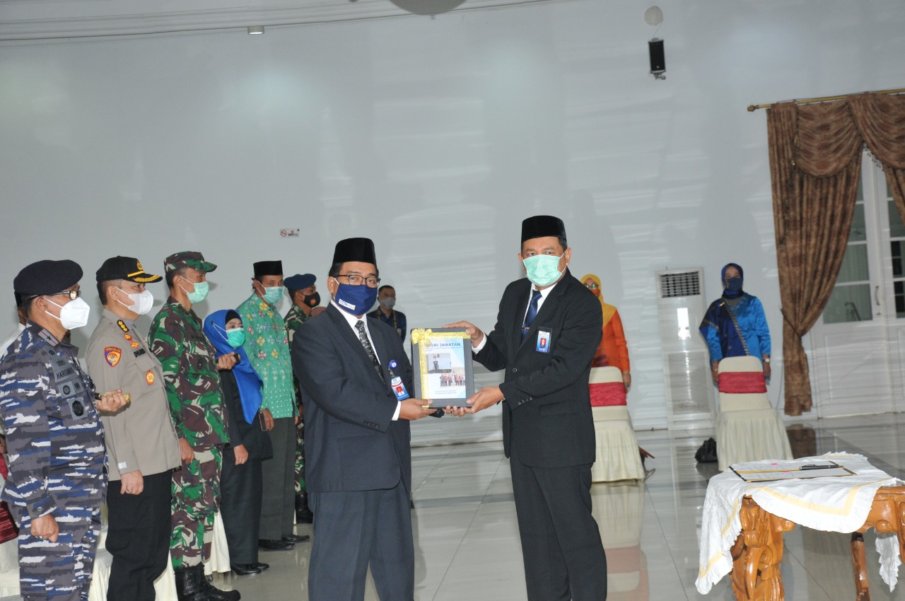 Serahterima jabatan Kepala BPKP Sumbar, dari Buyung Wiromo Samudro kepada Ichan Fuady, di Padang, Jumat (23/4/2021).