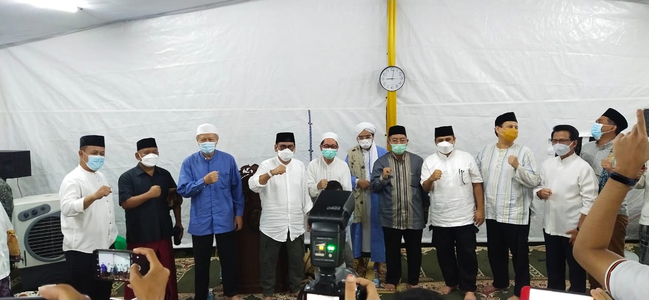 Pimpinan Komisi A dan B, DPRD DKI mengunjungi jamaah Tenda Masjid At Tabayyun, di Taman Vila Meruya TVM, Jakarta Barat, Minggu (25/4/2021) malam.