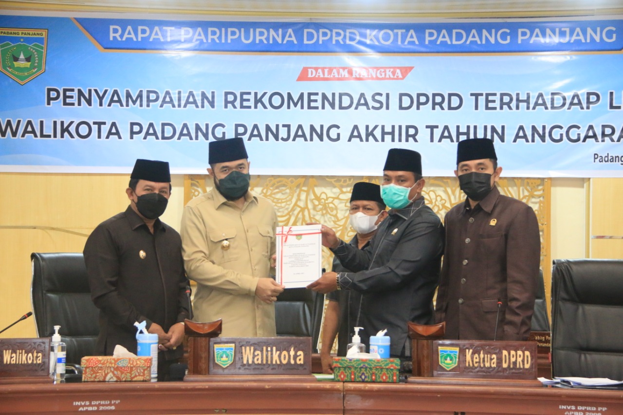 Ketua DPRD Kota Padang Panjang, Mardiansyah, menyerahkan Rekomendasi DPRD tentang LKPj Wali Kota, tahun anggaran 2020 kepada Wali Kota, Fadly Amran, Senin (26/4/2021). 