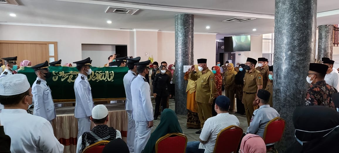 Gubernur Sumatera Barat, Mahyeldi, melepas jenazah alm Rusdi Lubis, mantan Sekdaprov Sumbar, di loby kantor Gubernur, Selasa (27/4/2021).