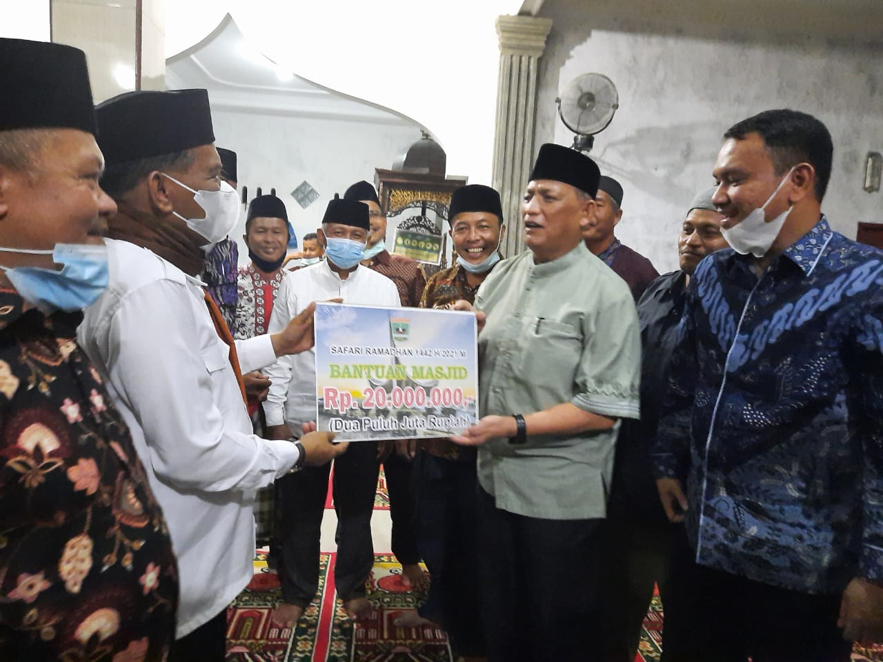 Kepala Dinas PMD Sumbar, Syafrizal Ucok, mewakili Ketua Tim Safari Ramadan Sumbar, menyerahkan bantuan 20 juta rupiah untuk masjid Raya Sungai Pua, Padang Sago, Padang Pariaman, Rabu (28/4/2021).