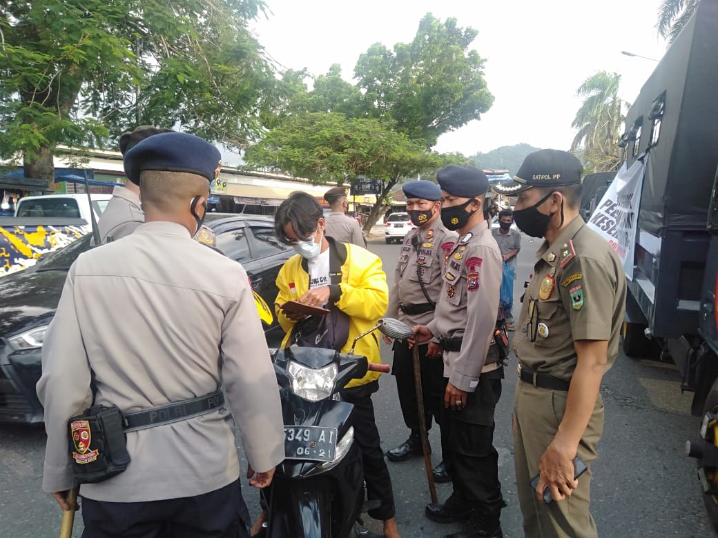Satpol PP dan Kepolisian, rutin melakukan razia Protokol Kesehatan di jalan-jalan utama dan pasar kota Padang.