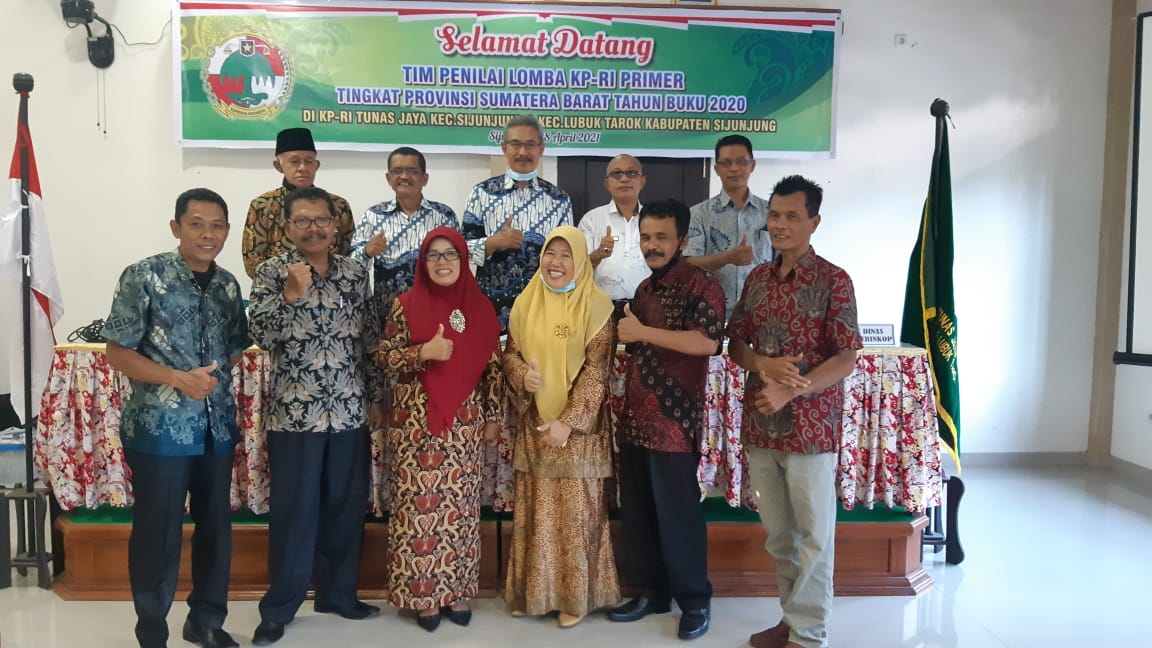 Tim penilai KPRI Tunas Jaya, foto bersama dengan Pengurus dan Badan Pengawas