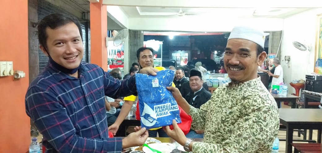Sales Area Manajer Pertamina Padang, I Made Wira, menyerahkan kaos promosi Energi Kampuang Awak kepada Ketua PWI Sumbar, Heranof Firdaus, Selasa (4/5/2021).