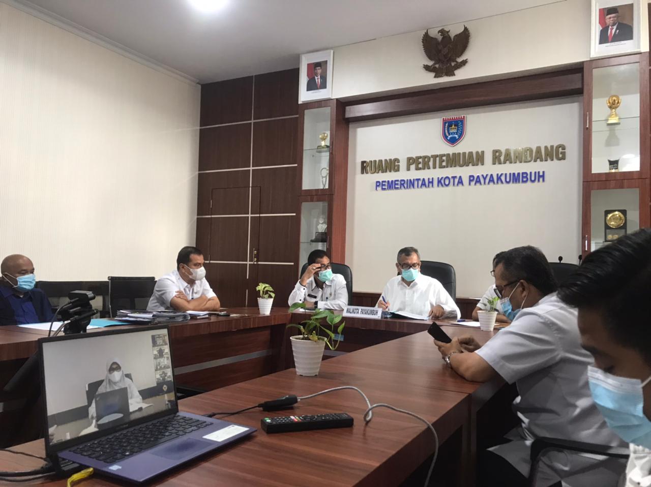Walikota Payakumbuh Riza Falepi menerima penghargaan WTP 2021 secara virtual dari Ketua BPK-RI Perwakilan Sumatera Barat Yusnadewi, melalui video conference via zoom meeting di Aula Randang Lantai II kantor Walikota Payakumbuh
