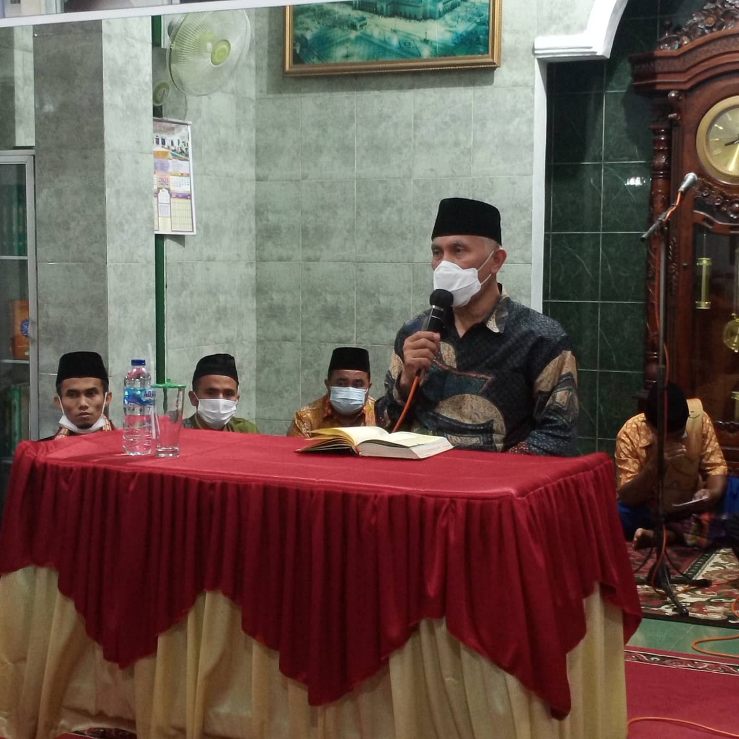 Gubernur Sumbar, Buya Mahyeldi, memberikan sambutan sekaligus ceramah agama di masjid Al Barakah, Pulau Punjung, Dharmasraya, Kamis (6/5/2021).  