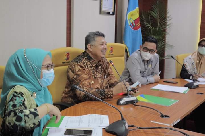 Walikota Solok Zul Elfian dan Kepala Kantor BPJS Ketenagakerjaan Solok Ferama Putri.