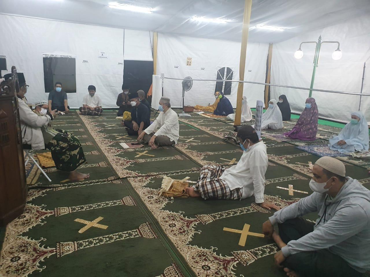 Suasana iktikaf umat Islam di masjid At Tabayyun Tenda Arafah, kompleks Taman Villa Meruya, Jakarta, Minggu (9/5/2021).