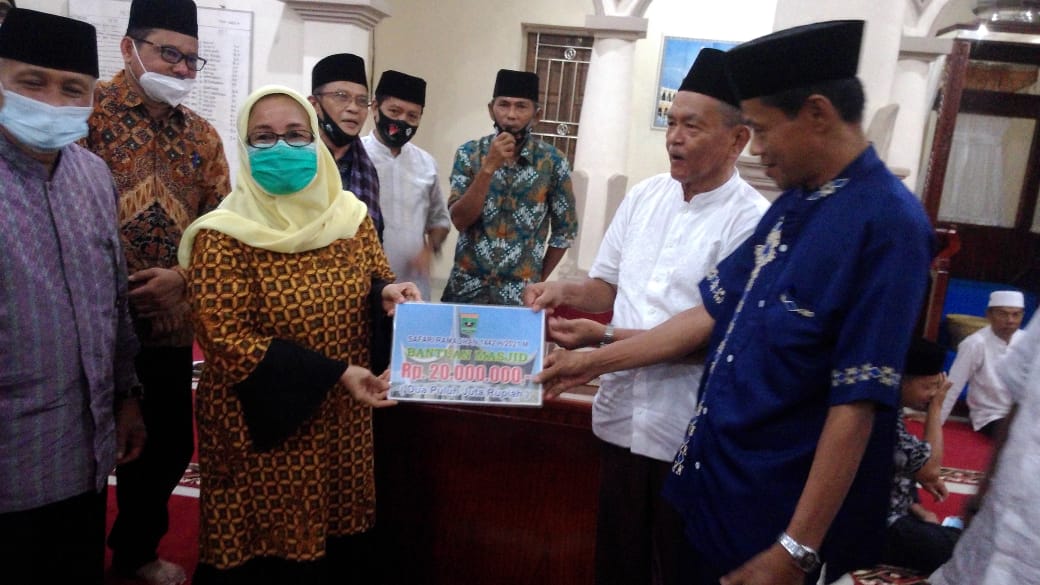 Tim Safari Ramadan pemprov Sumbar, melakukan kunjungan ke masjid Raya, Lubuk Pandan, Padang Pariaman, Minggu (9/5/2021).  