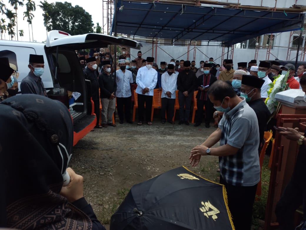 Gubernur Sumbar, Mahyeldi, melepas jenazah Nurhayati, dimakamkan di Koto Nan Ampek, Payakumbuh, Jumat (14/5/2021).