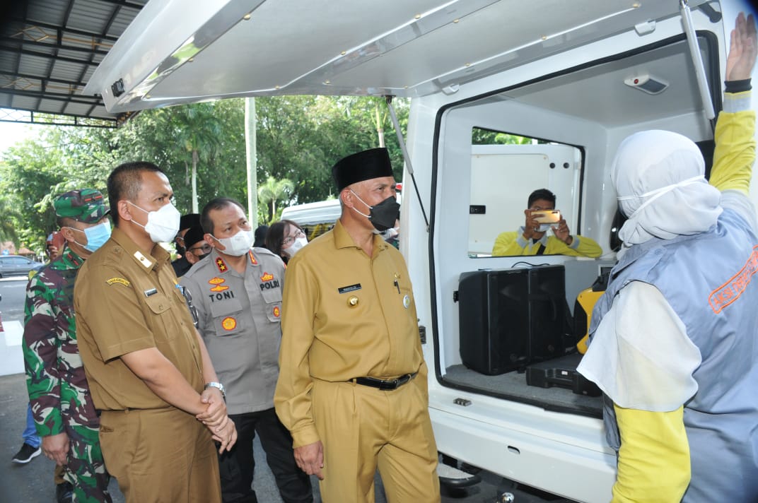 Gubernur Sumbar, Mahyeldi, meluncurkan beroperasinya mobil Swab PCR, yang berkeliling memeriksa warga untuk penanganan Covid-19, di Sumbar, Senin (24/5/2021).