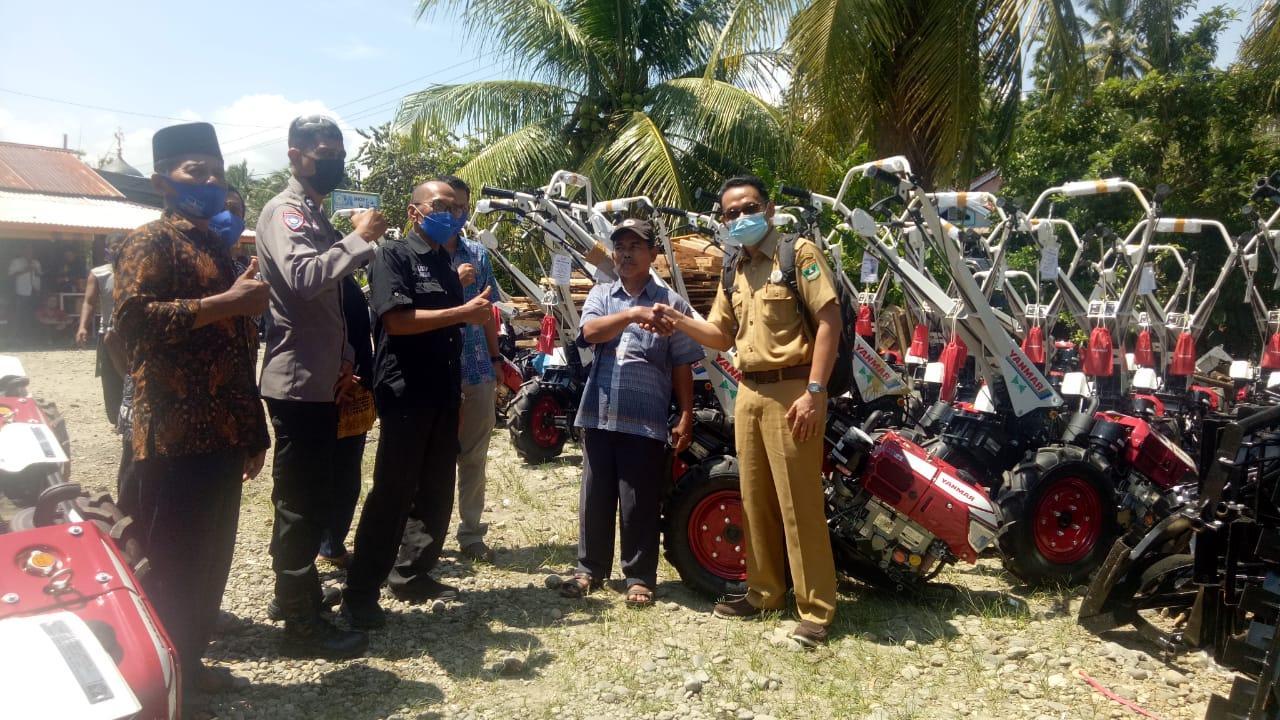 HM Nurnas salurkan bantuan hand tractor kepada untuk Kelompok Tani Batang Anai dan Lubuk Alung, Selasa (25/5/2021).