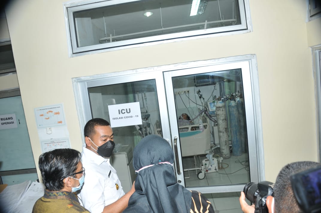 Wagub Audy Joinaldy dan Doktor dr Andani Eka Putra, meninjau kondisi RSUD Pasaman Barat, Rabu (26/5/2021).