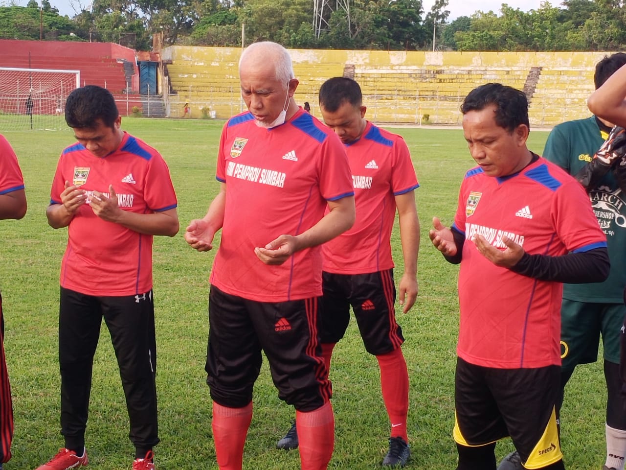 Kapten Tim Sepak Bola pemprov Sumbar, Mahyeldi, menjadi olahraga sepak bola sebagai sarana memperkuat silaturahim, antarjajaran pemerintah di Sumbar, Rabu (26/5/2021).  