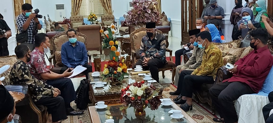 Gubernur Sumbar, Mahyeldi, merespons laporan tokoh masyarakat Tapan, Pesisir Selatan, tentang banjir yang rutin menyerang tiga Nagari di Tapan, Kamis (28/5/2021).