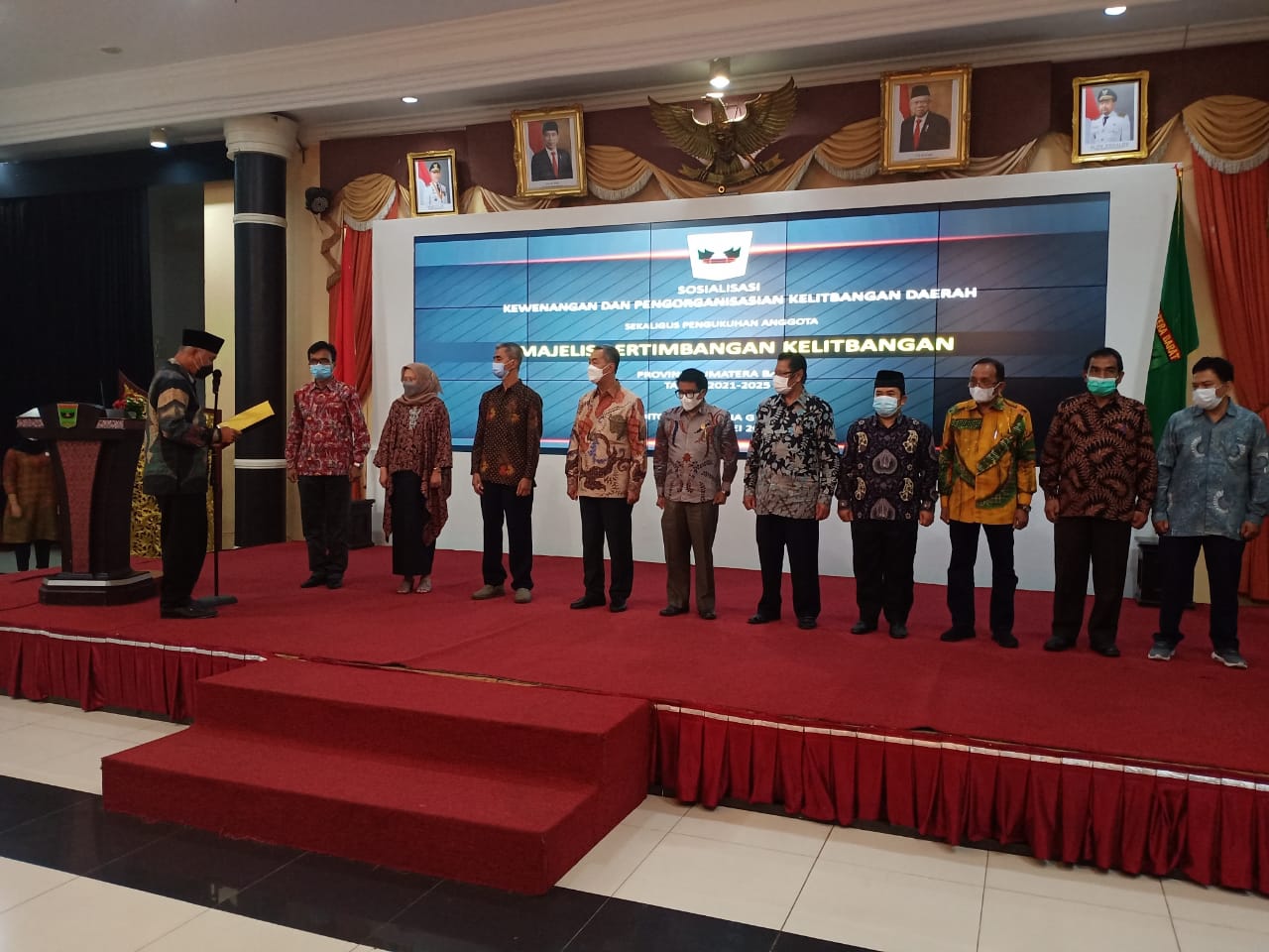 Gubernur Sumbar, Mahyeldi, mengukuhkan Majelis Pertimbangan Kelitbangan MPK Provinsi Sumbar, di Padang, Kamis (27/5/2021).