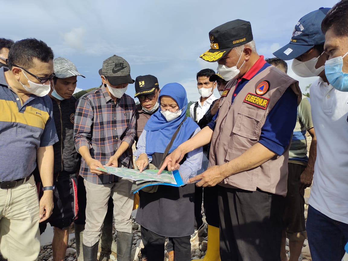 Gubernur Sumbar, Mahyeldi, menerima penjelasan tentang kondisi Batang Tapan, Pesisir Selatan yang sering meluap dan menggenangi kawasan pertanian dan perumahan penduduk.