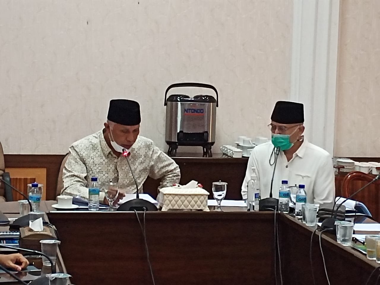 Gubernur Sumbar, Mahyeldi, memimpin rapat pembahasan penambangan liar di kabupaten Solok yang merusak jalan dan lingkungan, Minggu (30/5/2021).