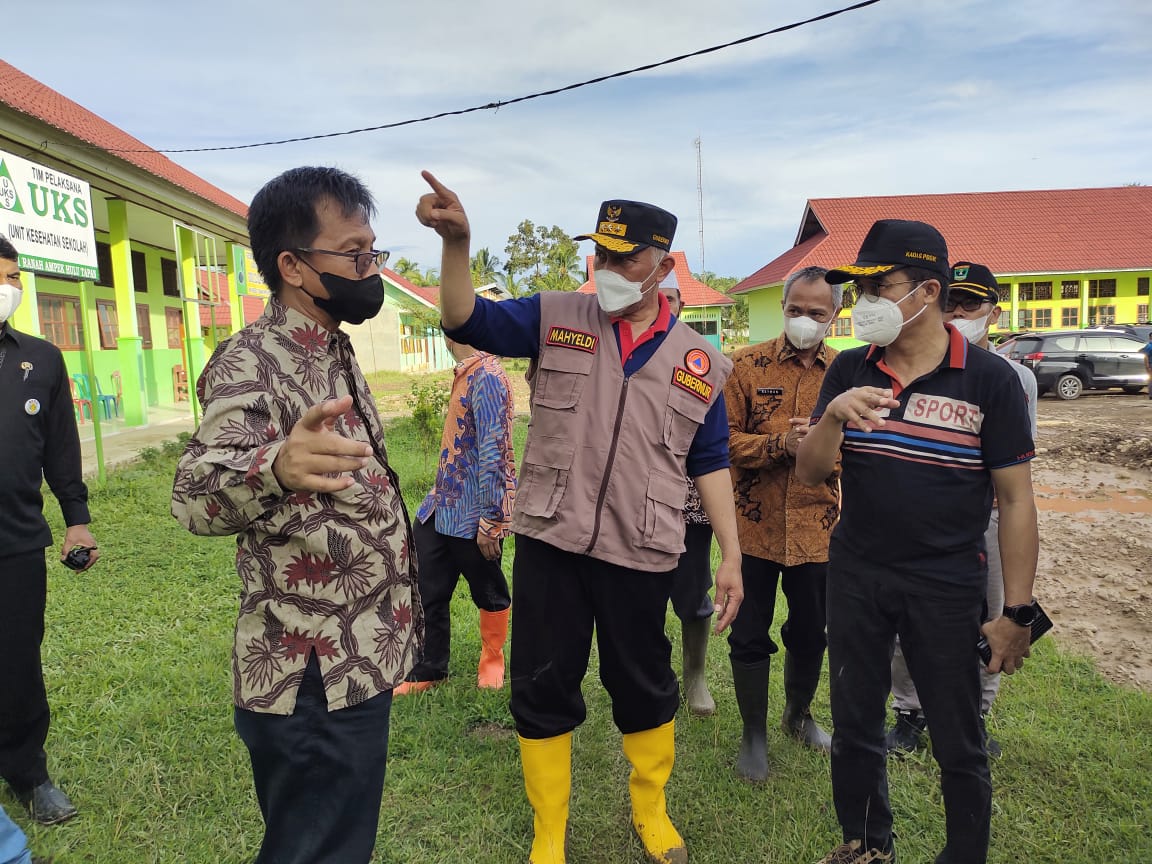 Gubernur Sumbar, Mahyeldi, meninjau kondisi SMKN I Tapan, Pessel yang terdampak banjir akibat hujan lebat dan meluapnya Batang Tapan.