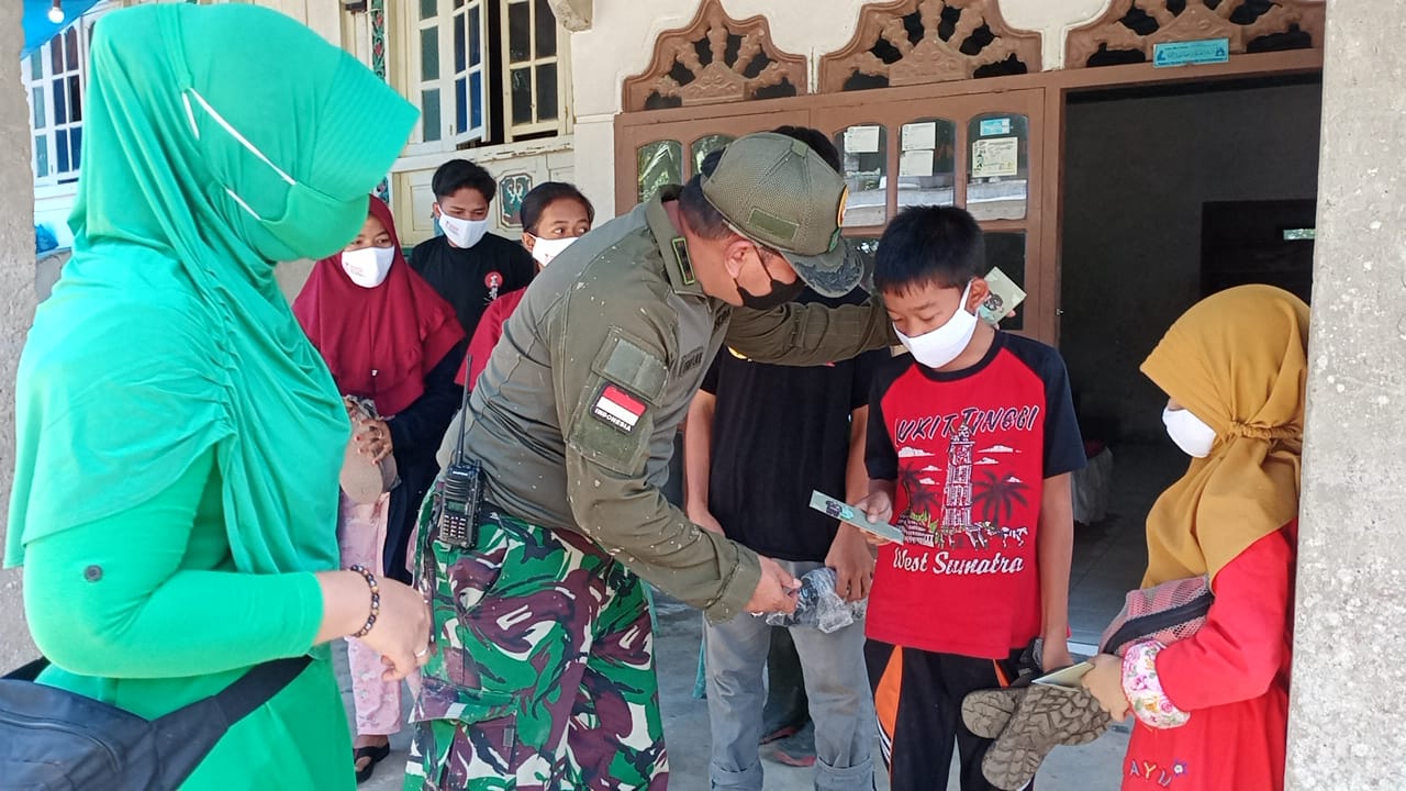 Dandim 0306/50 Kota, Letkol Kav Ferry Lahe, S.Ap, MH, dan Ny. Ferry Lahe, membantu warga dan santuni anak yatim, dalam Pra TMMD, di Jorong Talang, kecamatan Mungka, kab. Limapuluh Kota.