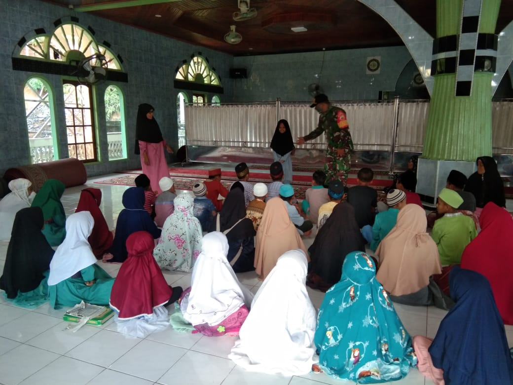 Bintara Pembina Desa (Babinsa) Koramil 07 Kapur IX, Kodim 0306/50 Kota, menggelar kegiatan sosialisasi pentingnya mempelajari nilai-nilai keagamaan serta menerapkannya dalam kehidupan sehari-hari.