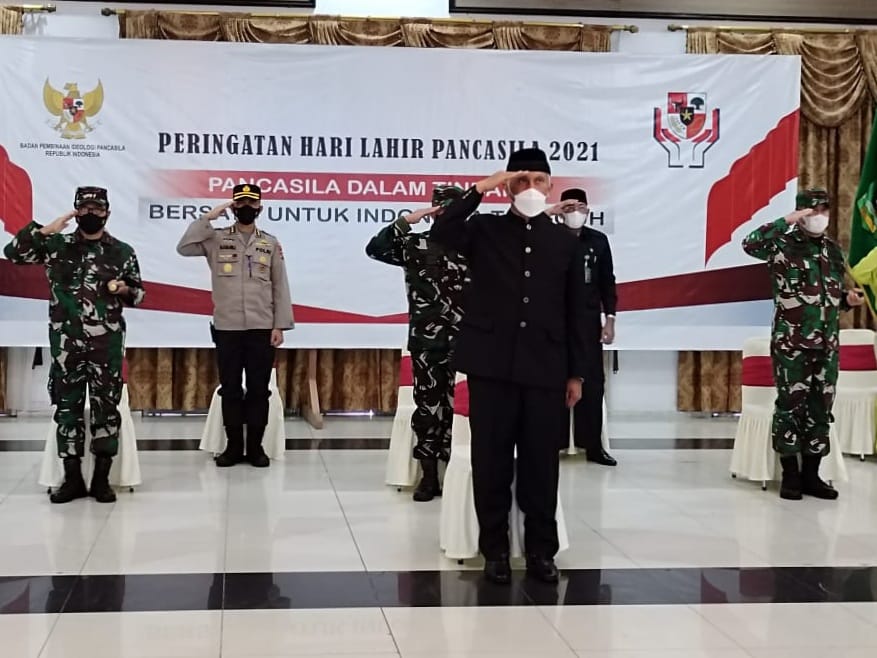 Gubernur Sumbar, Mahyeldi, bersama Fokopimda dan sejumlah pejabat mengikuti Upcara Peringatan Hari Lahir Pancasila, 1 Juni 2021 secara virtual, dipimpin Presiden Joko Widodo dari Gedung Pancasila, Jakarta.