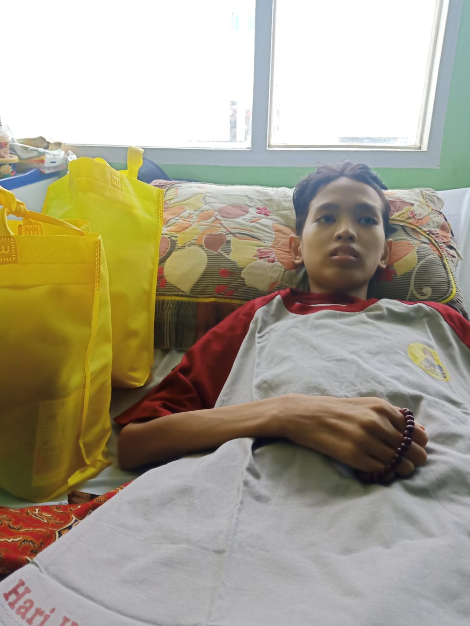 Mantan pesepakbola U-13 Raditya Alvaro, pasca operasi amputasi kaki, istirahat dengan tasbih di tangan, Selasa (1/6/2021).