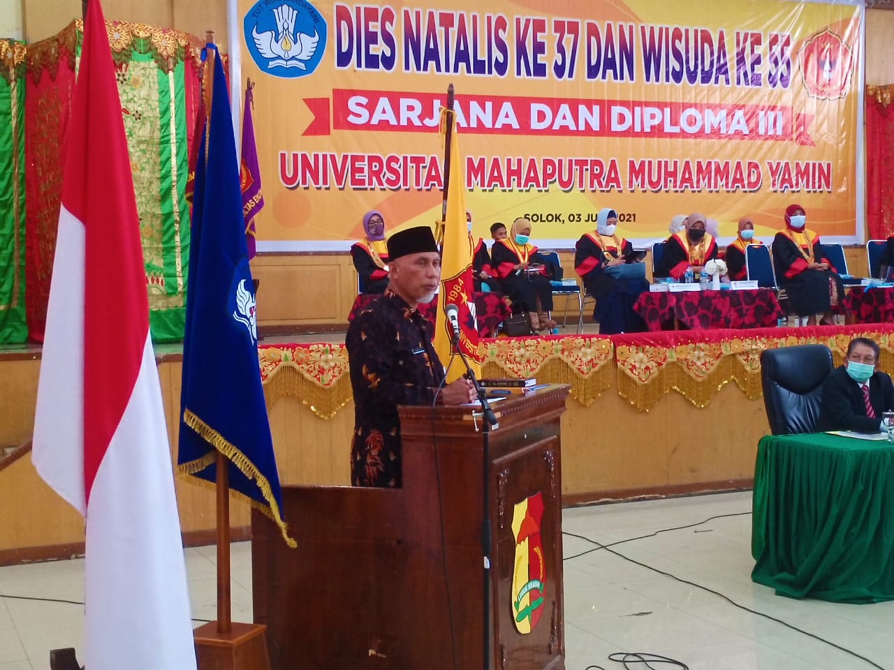 Gubernur Sumbar, Mahyeldi, menyampaikan Kuliah Umum kepada 118 wisudan Universitas Mahaputra M. Yamin, Solok, Kamis (3/6/2021).