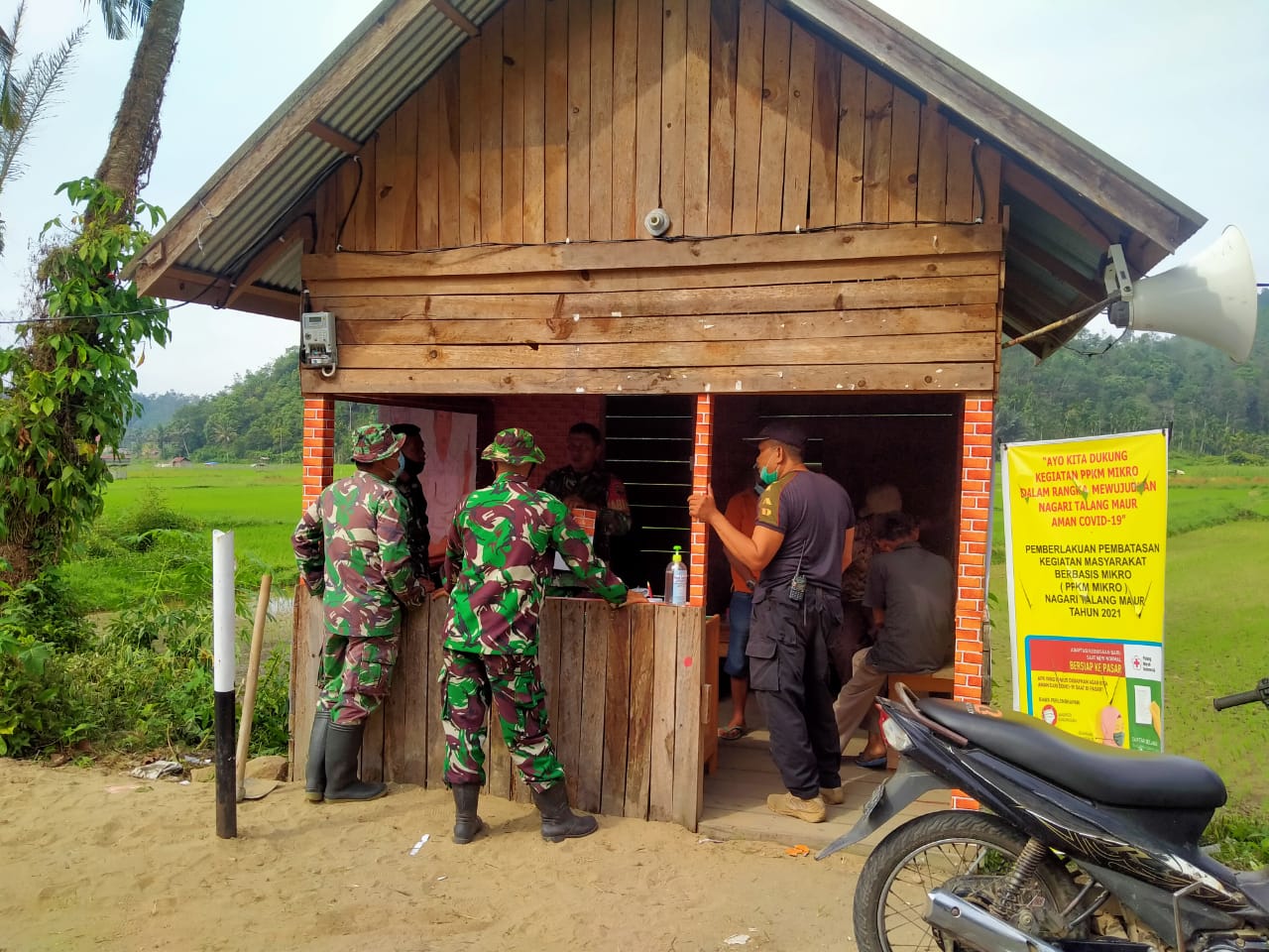 Posko PPKM Mikro di nagari Talang Maur, lokasi TMDD Kodim 0306/50 Kota, dibantu personil personil Satgas Pra TMDD 111.