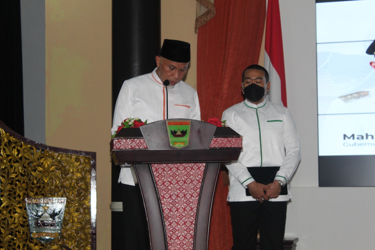 Gubernur Sumbar Mahyeldi, menyampikan sambutannya didampingi Wagub Audy Joinaldy, saat peluncuran buku 100 Hari Kerja, di auditorium gubernuran, Minggu (6/6/2021).