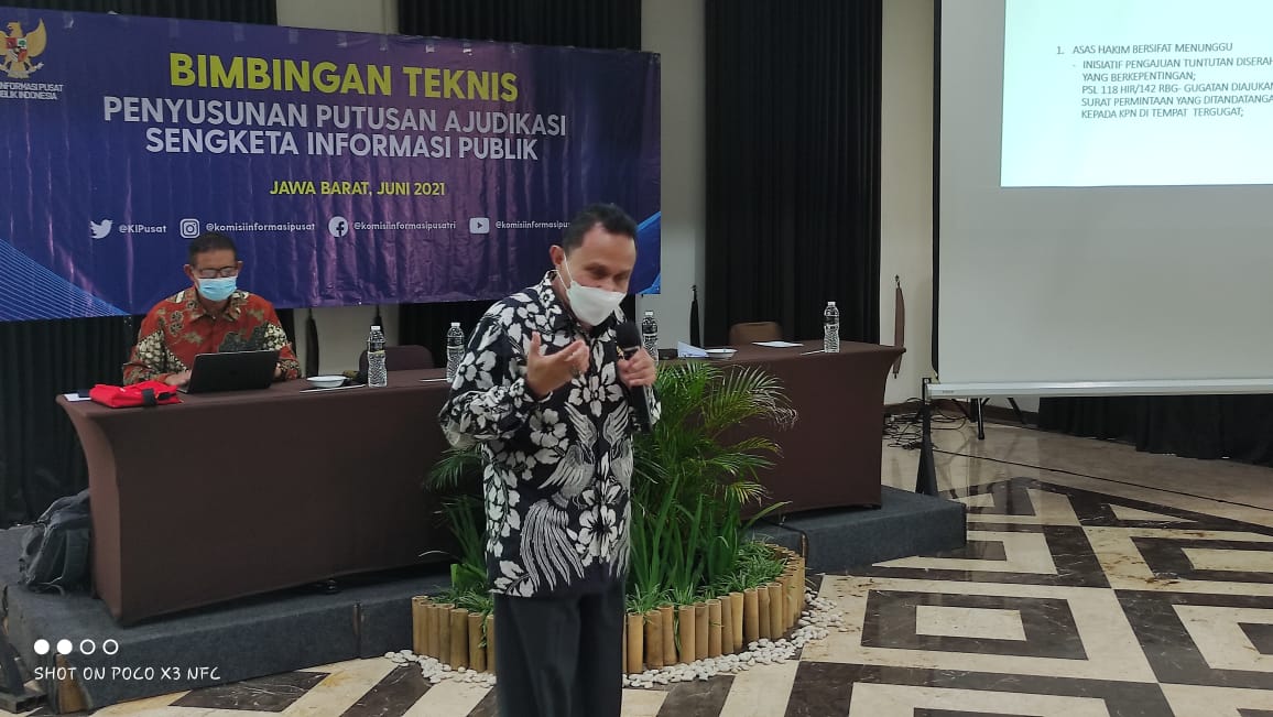 Asra SH, MH, dari Badan Diklat Kumti MA RI, sebagai narasumber Bimtek Penyusunan Putusan Ajudikasi Sengketa Informasi Publik, di Bogor, Kamis (10/6/2021).