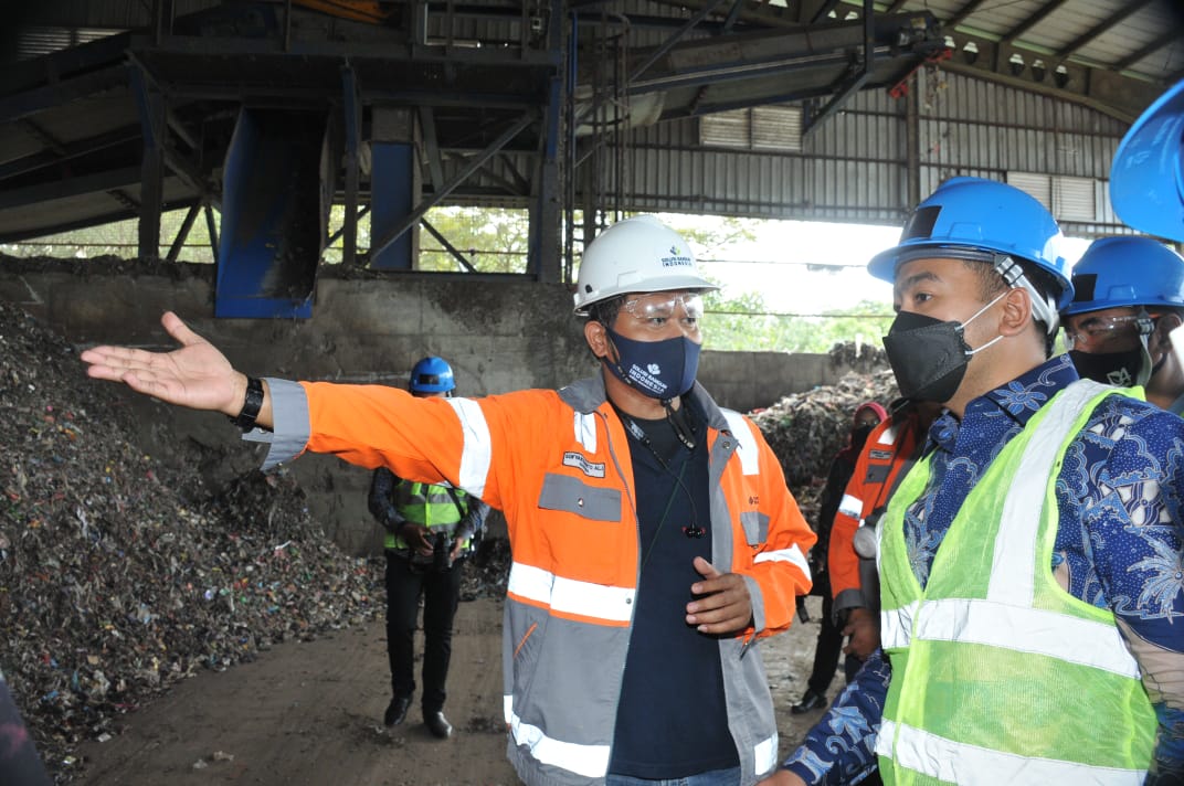 Wakil Gubernur Sumbar, Audy Joinaldy, melihat langsung lokasi pengolahan sampah terpadu di Desa Tritih Lor, kecamatan Jeruklegi, Cilacap, Jawa Tengah, Kamis (10/6/2021).