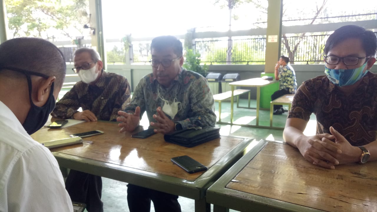 Rektor Institut Teknologi Padang ITP, Hendri Nofrianto, dan jajaran pimpinan ITP, dalam Coffee Morning, di kampus tersebut, Kamis (10/6/2021). 