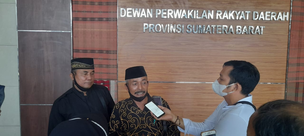 Ninik Mamak Masyarakat Adat Kinali melaporkan persoalan mereka kepada Ketua DPRD Sumbar, di Padang, Senin (14/6/2021).