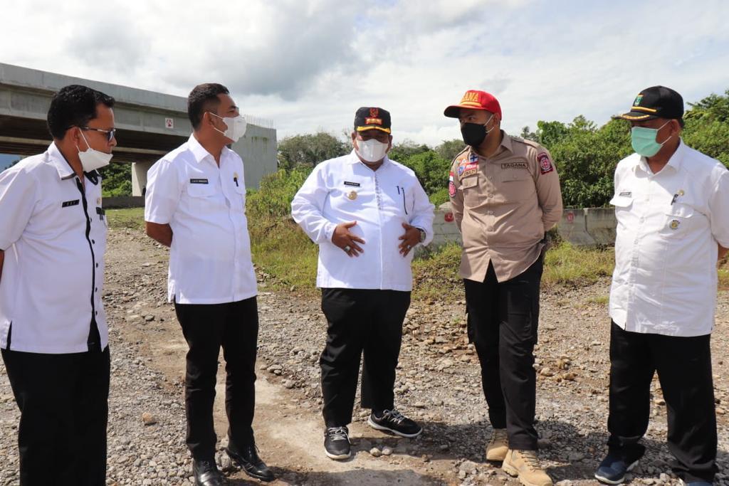 Wakil Gubernur Sumbar, Audy Joinaldy, bersama Bupati Padang Pariaman, Suhatri Bur, memantau lokasi jalan tol, Rabu (16/6/2021).