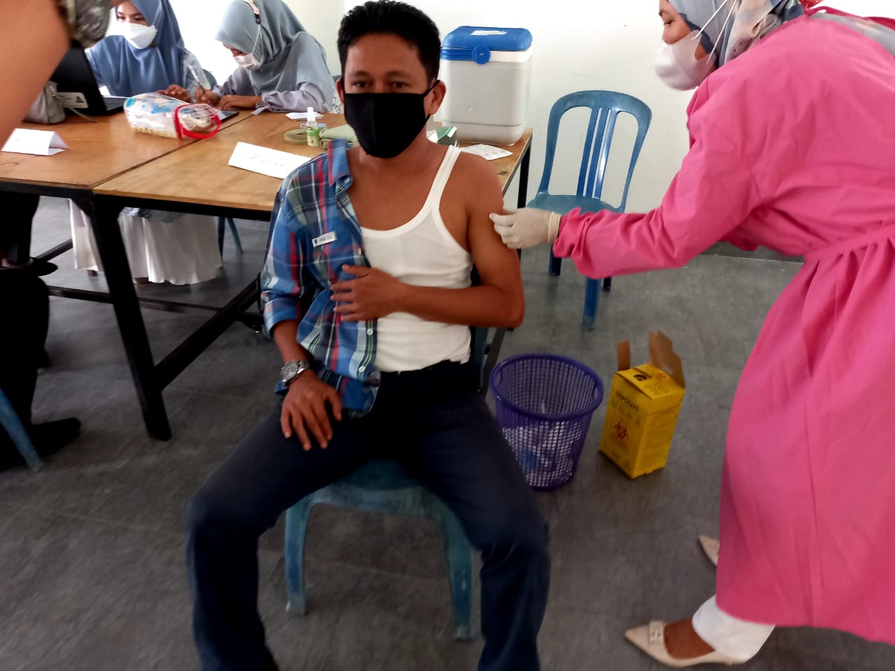 Sedang dilaksanakan vaksinasi bagi ASN dan Non ASN di lingkungan Sekretariat Daerah kabupaten Pesisir Selatan, Kamis (17/6/2021.