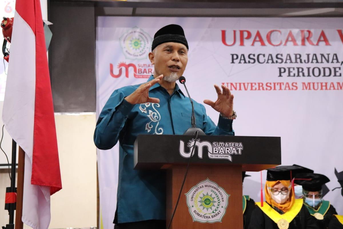 Gubernur Sumbar Mahyeldi, memberikan sambutan saat Wisuda lulusan Universitas Muhammadyah Sumbar, di Padang, Sabtu (19/6/2021).