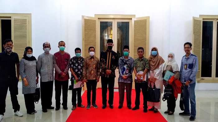 Gubernur Sumbar, Mahyeldi, menerima audiensi pengurus MSI (Masyarakat Sejarawan Indonesia) Cabang Sumbar, Sabtu malam (19/6/2021).