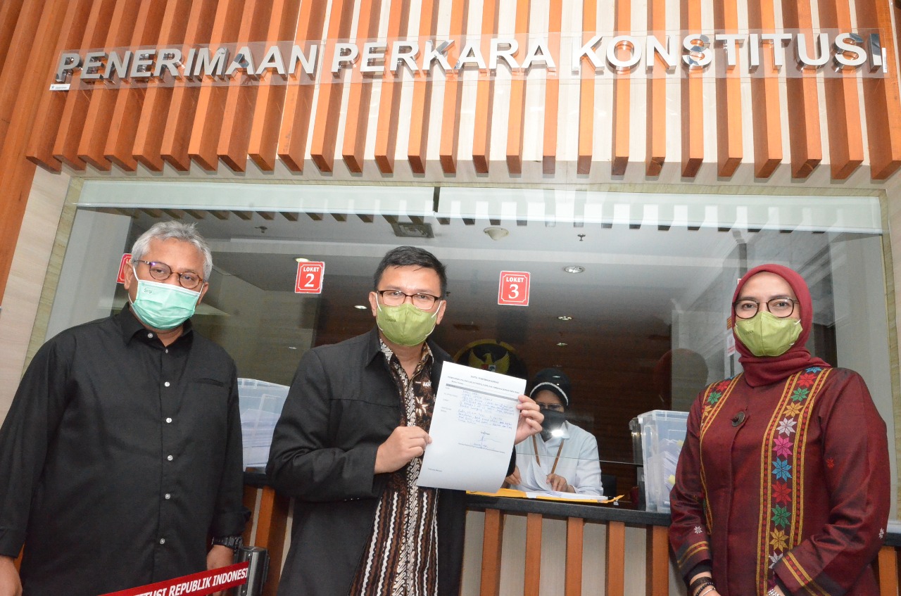 Arief Budiman (kiri) dan Evi Novida Ginting (kanan) usai menyerahkan berkas ke MK