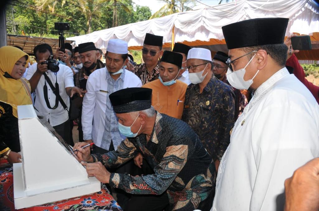Gubernur Sumbar, Mahyeldi, saat peresmian sekaligus khutbah Jumat perdana di Masjid Fathul Barri, Nagari Simawang, Kec. Rambatan Kab.Tanah Datar, Jumat (25/6/2021).