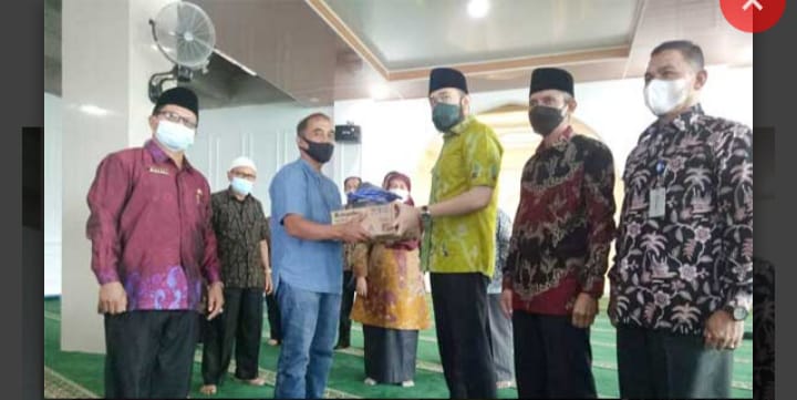 Wali Kota Padang Panjang, Fadly Amran menyerahkan langsung bantuan program PPM Baznas tersebut secara simbolis pada salah seorang mustahiq. 