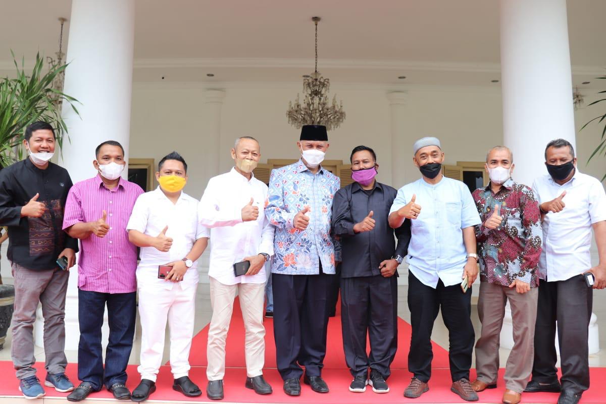 Gubernur Sumbar, Mahyeldi, beraudiensi dengan petani gambir di Istana Gubernuran, Selasa (29/6/2021).
